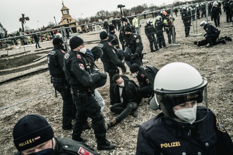 Protestcamp-Räumung: Die Polizei nimmt Aktivist:innen fest