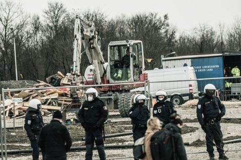 Protestcamp-Räumung: Polizist beschützt Bagger