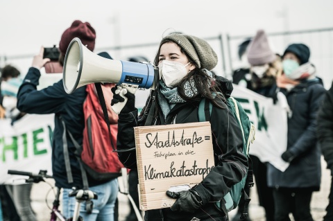 Protestcamp-Räumung: Demonstrierende mit Megaphon