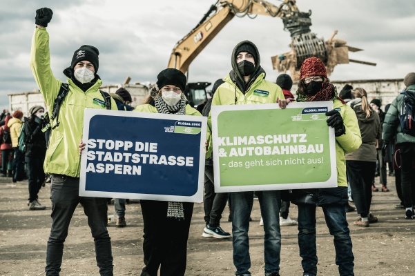 Protestcamp-Räumung: Demonstrierende mit Banner vor dem Bagger