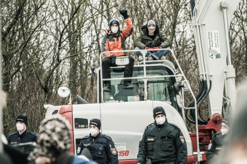 Protestcamp-Räumung: Polizist:innen vor Demonstrierenden am Auto