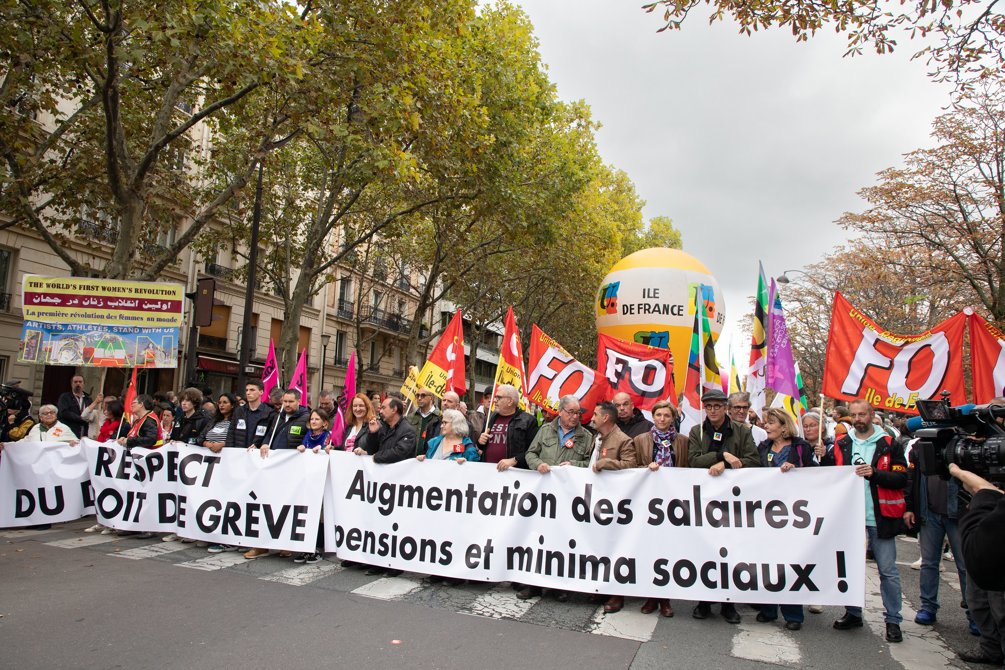 Menschen in Frankreich die auf einer Straße demonstrieren und streiken.
