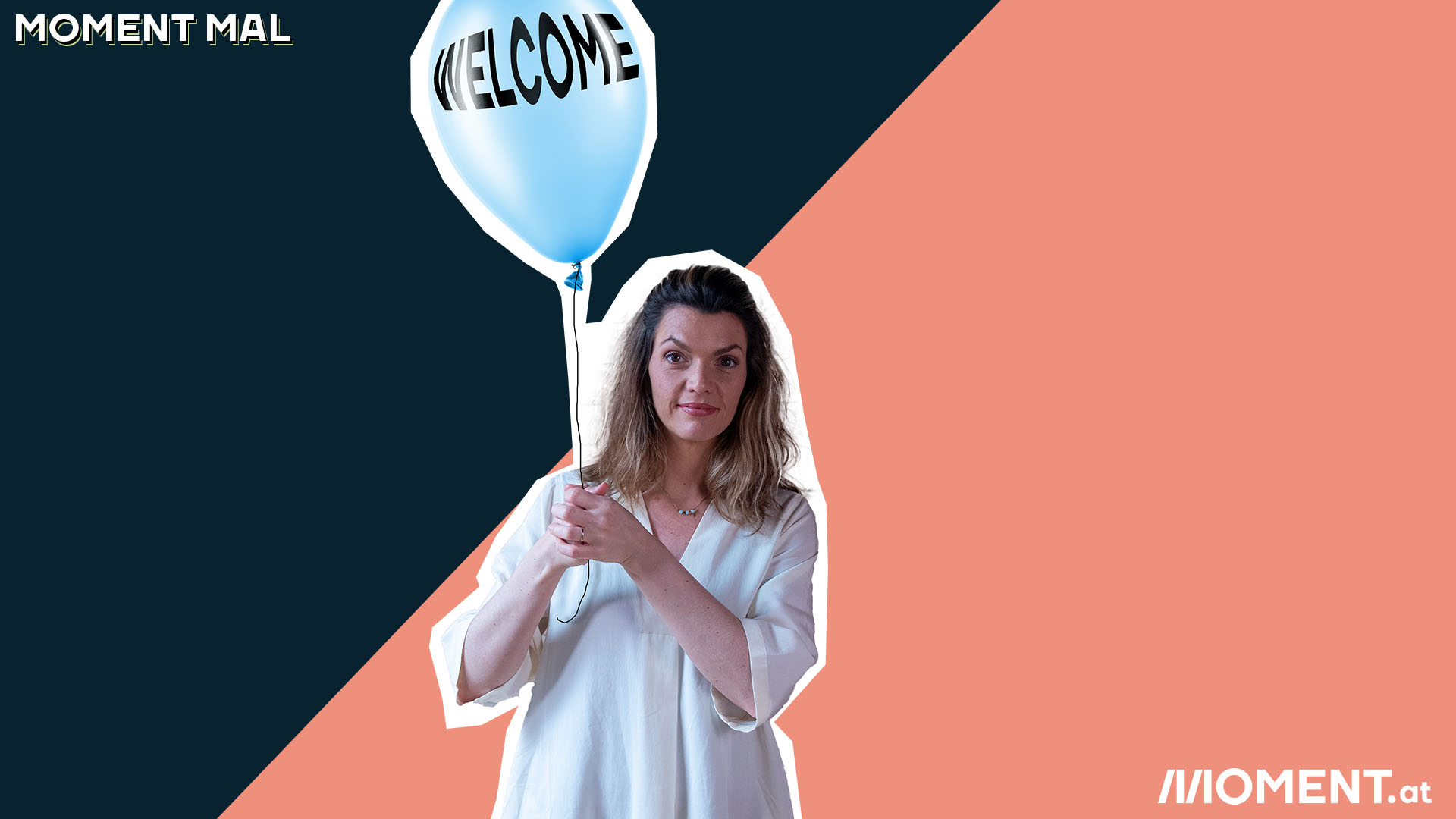 Barbara Blaha hält einen blauen Luftballon auf dem "Welcome" geschrieben steht
