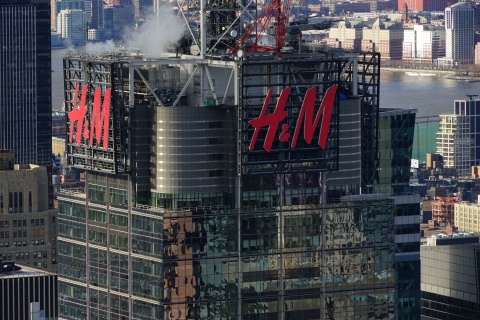 H&M Schriftzug auf einem Hochhaus