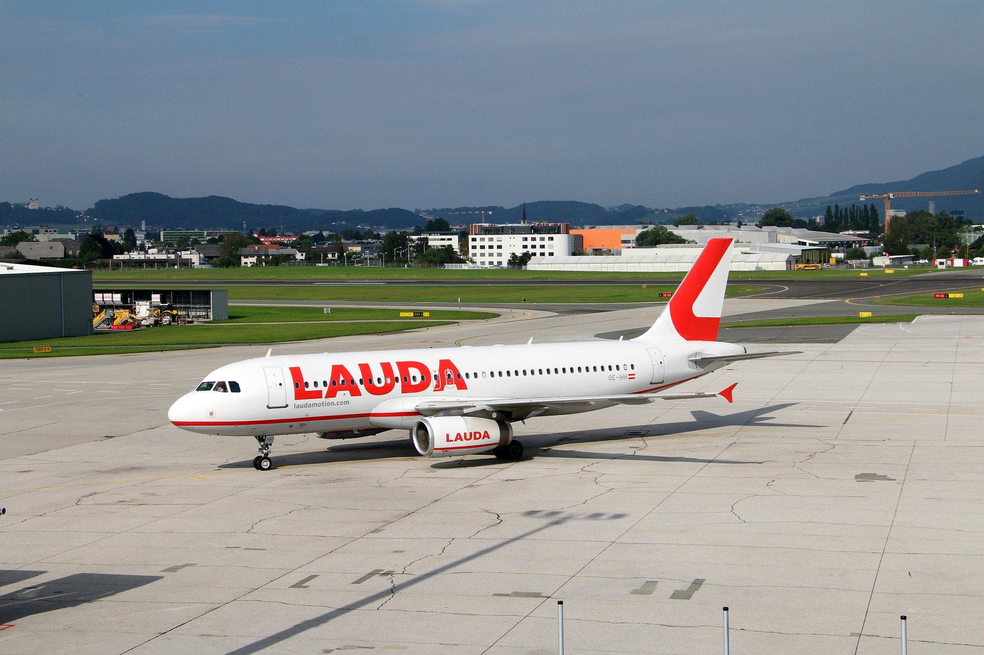 Flugzeug der Fluglinie Laudamotion.