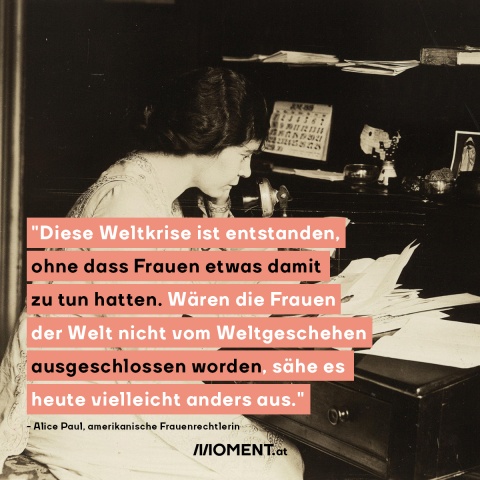 Die amerikanische Frauenrechtlerin Alice Paul an einem Schreibtisch: "Diese Weltkrise ist entstanden, ohne das Frauen etwas damit zu tun hatten. Wären die Frauen der Welt nicht vom Weltgeschehen ausgeschlossen worden, sähe es heute vielleicht anders aus."