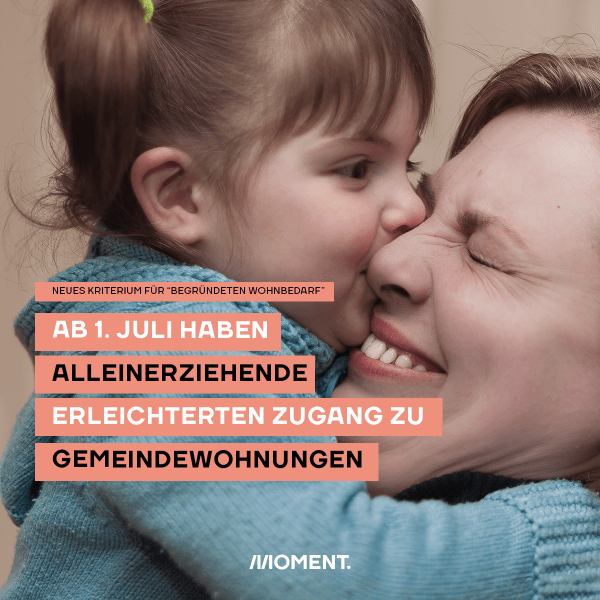 Ab 1. Juli haben Alleinerziehende erleichterten Zugang zu Gemeindewohnungen. Foto zeigt eine Mutter, die von ihrer kleinen Tochter abgeschmust wird.