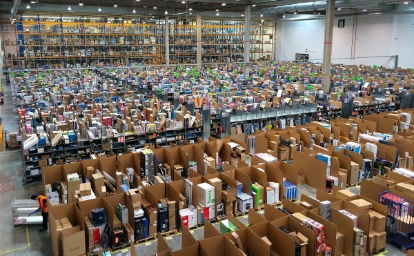 Ein Amazon Logistik-Lager