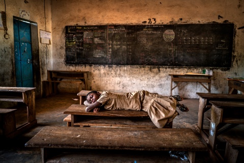 "Sweet Dreams": Ein Mädchen schlaft am Tisch ihres Klassenzimmers. Extreme Regenfälle haben sich in der Sahelzone in den letzten 35 Jahren wegen der Klimaerwärmung verdreifacht. Der Klimawandel hat 70 Phasen von strömendem Regen im letzten Jahrzehnt verursacht, obwohl die Region unter schweren Dürrephasen leidet.