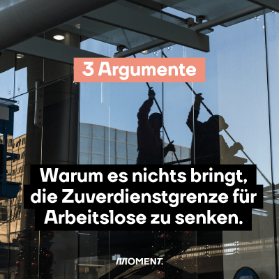 In der Spiegelung von Scheiben sieht man zwei Männer, die diese wohl reinigen. Im Text: "3 Argumente. Warum es nichts bringt, die Zuverdienstgrenze für Arbeitslose zu senken."