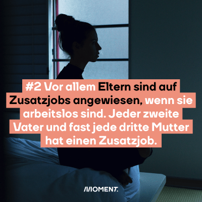 Eine Frau sitzt an der Bettkante im Schneidersitz. Es sind nur ihre Umrisse zu sehen. Sie wirkt nachdenklich. Im Text: "#2 Vor allem Eltern sind auf Zusatzjobs angewiesen, wenn sie arbeitslos sind. Jeder zweite Vater und fast jede dritte Mutter hat einen Zusatzjob."