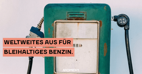 Eine alte, grüne Tanksäule mit rostigen Flecken. Im Text: "Weltweites Aus für bleihaltiges Benzin."