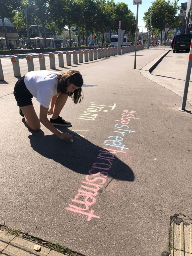 Catcalls of Vienna malt einen sexistischen Spruch auf die Straße, der an dieser Stelle jemandem nachgerufen wurde