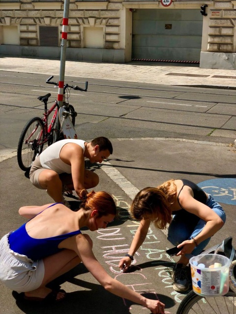 Catcalls of Vienna: Aktivist:innen malen einen sexistischen Spruch auf die Straße, der an dieser Stelle jemandem nachgerufen wurde