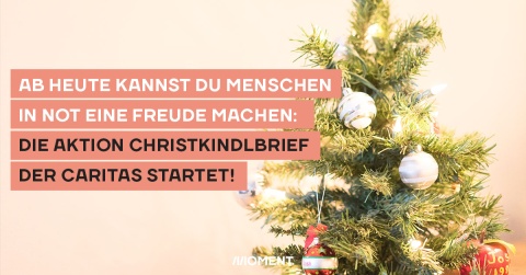 Foto zeigt einen Weihnachtsbaum mit Lichtern und zahlreichen Christbaumkugeln. Text: Menschen eine Freude machen: Die Aktion Christkindlbrief der Caritas startet