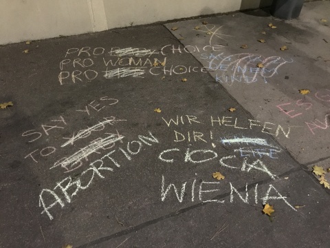 Zu sehen sind Kreidemalereien auf dem Boden wie: "Wir helfen dir!" oder "Say yes to abortion"