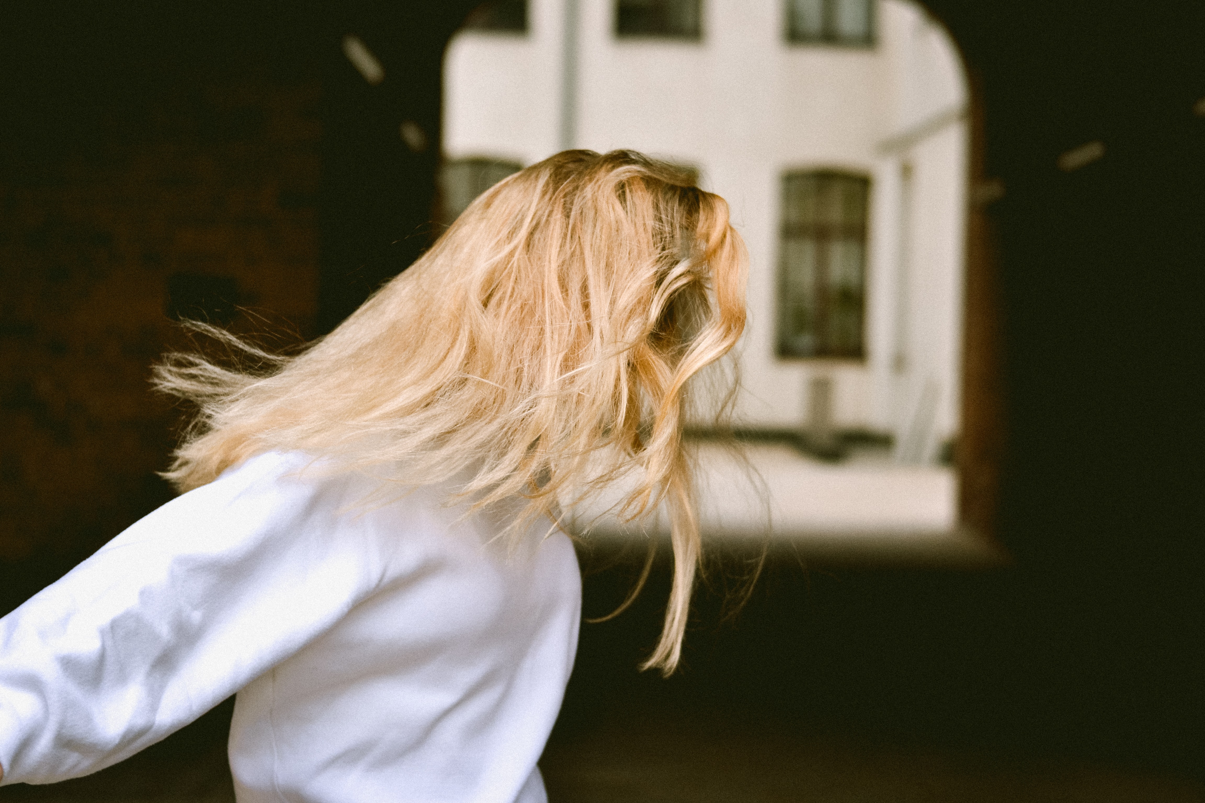 Auf dem Foto zu sehen ist eine blonde Frau, ihre Haare verdecken ihr Gesicht. In dem Artikel geht es um sexuellen Missbrauch von Kindern.