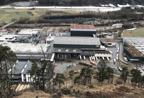 Das Rauch-Werk in Ludesch von oben, hier wird auch Red Bull abgefüllt