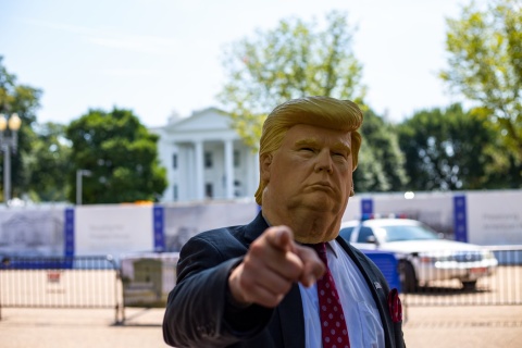 Ein Mann mit Donald Trump-Maske vor dem Weißen Haus.