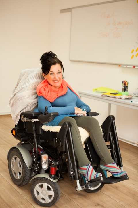 Persönliche Assistenz: Unternehmensberaterin Dorothea Brozek sitzt in einem elektrischen Rollstuhl. Sie benötigt für ein selbstbestimmtes Leben Unterstützung im Alltag. 