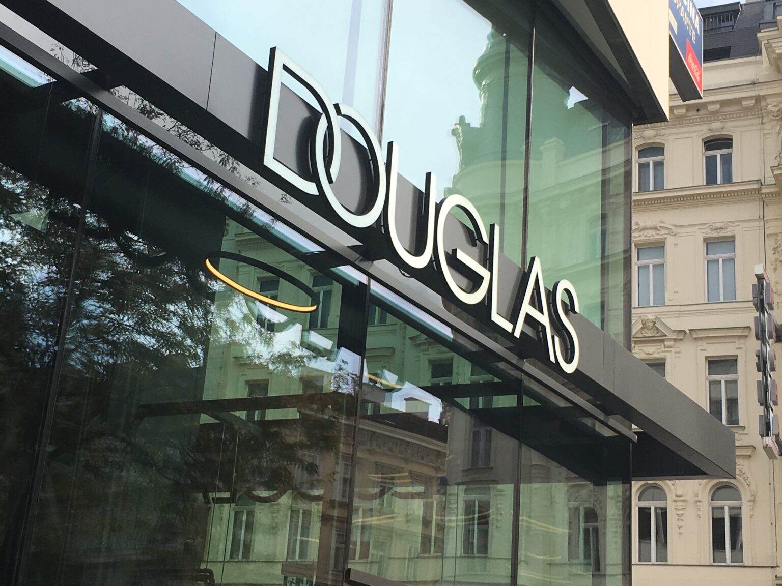 Douglas schließt auch Filialen in Österreich Hier aber keine Abfindung