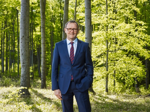 Rudolf Freidhager, Chef der österreichischen Bundesforste in einem Wald stehend fotografiert.