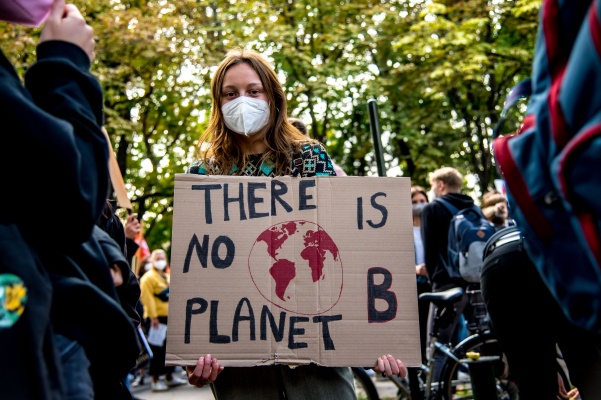 Person mit Plakat: "There is no Planet B" beim Klimastreik 2021 in Wien