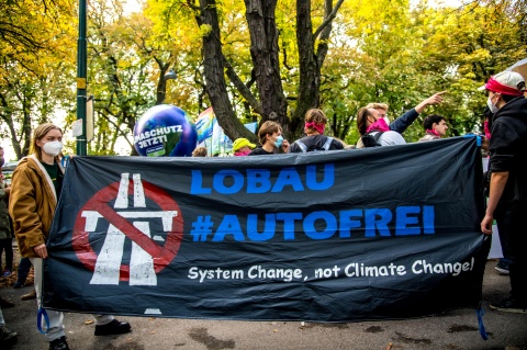 Großes schwarzes Banner gegen Lobau-Tunnel beim Klimastreik 2021 in Wien