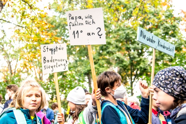 Kinder mit Schildern: "Papa, wie fühlen sich 11 Grad an?" beim Klimastreik 2021 in Wien