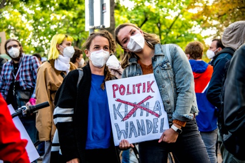 Zwei Personen mit Plakat: Politik- statt Klimawandel beim Klimastreik 2021 in Wien
