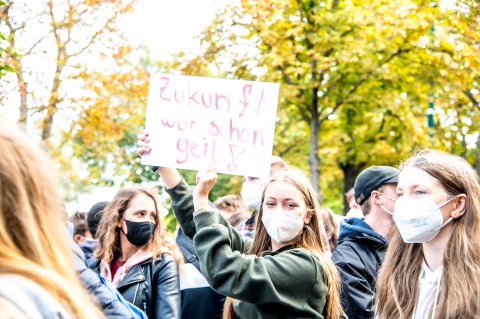 Schild mit Aufschrift: "Zukunft wär schon geil!" beim Klimastreik 2021 in Wien