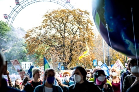 Foto vom Klimastreik 2021 in Wien, Menschenmenge mit Riesenrad im Hintergrund