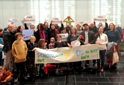 AktivistInnen begrüßen die Wiener Lehrerin Mülkiye Laçin bei ihrer Rückkehr aus der Türkei am Wiener Flughafen.