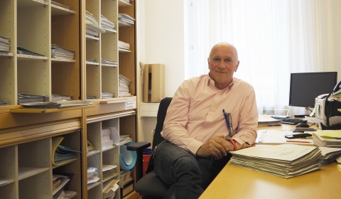 Gerichtsvollzieher Erich Grabner in seinem Büro.