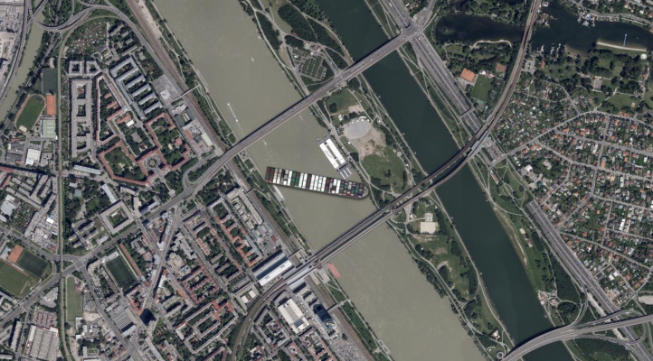 Die Ever Given blockiert die Schulschiffe des Bertha-von-Suttner-Gymnasiums an der Wiener Donau