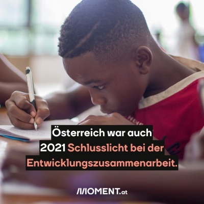 Ein Schwarzes Kind schreibt auf einem Block. Bildtext: "Österreich war auch 2021 Schlusslicht bei der Entwicklungszusammenarbeit."