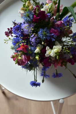Ein bunter Strauß mit blauen, violetten und weißen Blumen.
