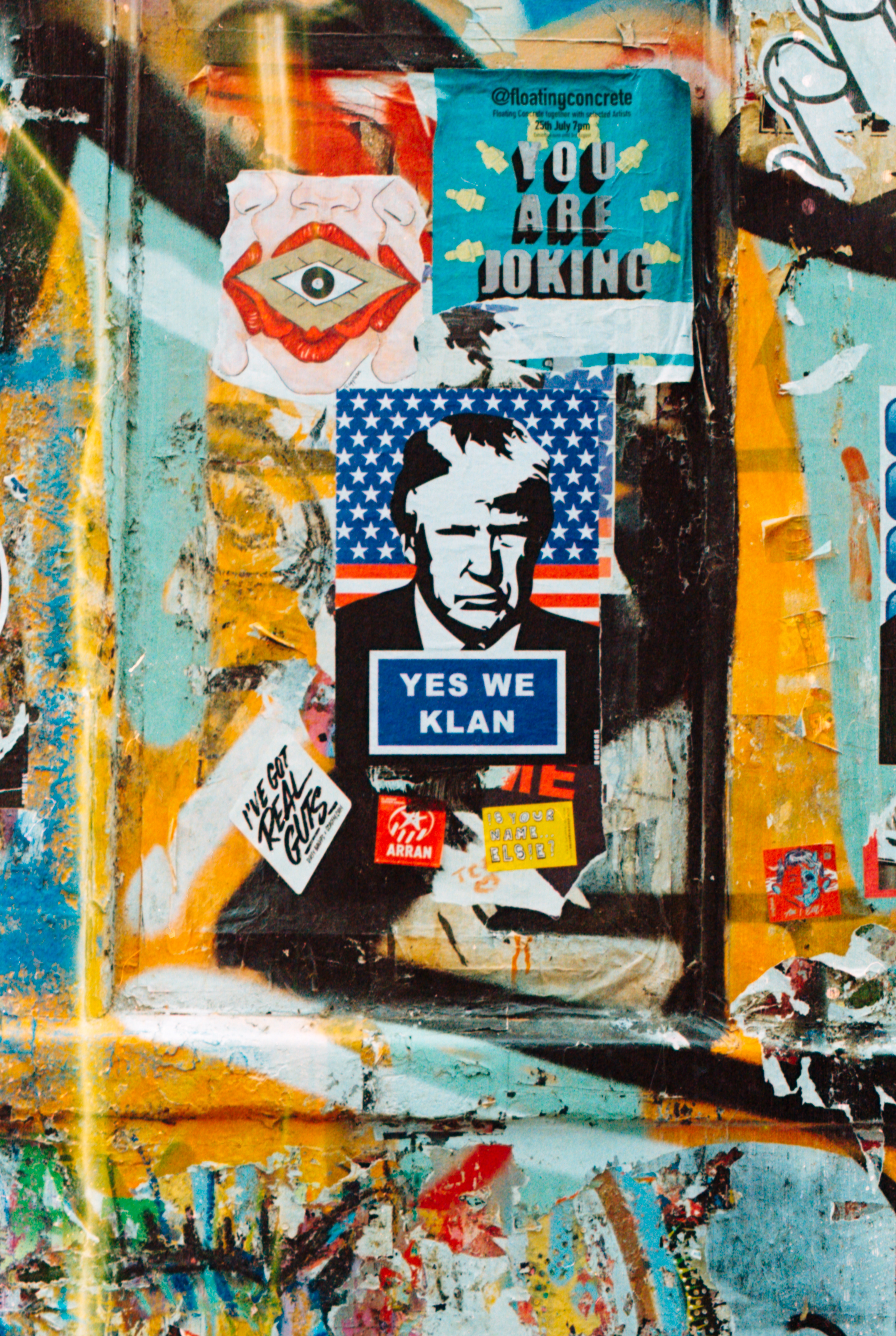 Eine Graffiti-Wand mit einem Poster von Donald Trump, als Symbolbild für Faschismus in den USA.