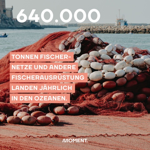Sharepic: Fischernetze an einer Hafenkante liegend, Text: "640.000 Tonnen Fischernetze und andere Fischerausrüstung landen jährlich in den Ozeanen.