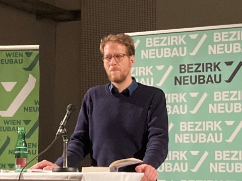 Florian Schmidt bei Podiumsdiskkussion in Wien im November 2021.