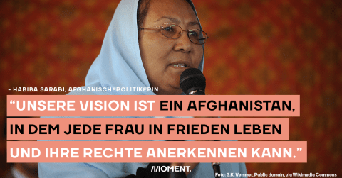 Die afghanische Politikerin Habiba Sarabi spricht mit einem Mikrofon in der Hand. Im Text: "Unsere Vision ist ein Afghanistan, in dem jede Frau in Frieden leben und ihre Rechte anerkennen kann."