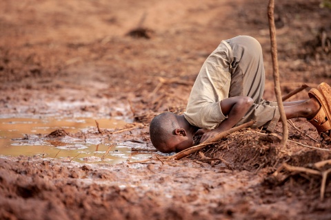 "Water Scarcity": Ein Junge trinkt verschmutztes Wasser aus Mangel an Wasserstellen in der Gegend. Der Mangel ensteht wegen der Entwaldung, die dadurch die Gesundheit des Jungen gefährdet. - Foto: CIWEM/Frederick Dharshie Wissah