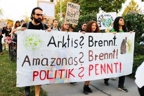 Fridays For Future Wien Klimastreik August 2019. Die Aktivisten halten ein Schild mit der Aufschrift "Arktis? Brennt. Amazonas? Brennt! Politik? Pennt!".