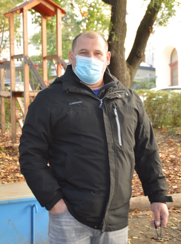 Werksleiter Fritz Steinauer von der Mayr-Melnhof Karton AG trägt Mund-Nasen-Schutz und blickt in die Kamera.