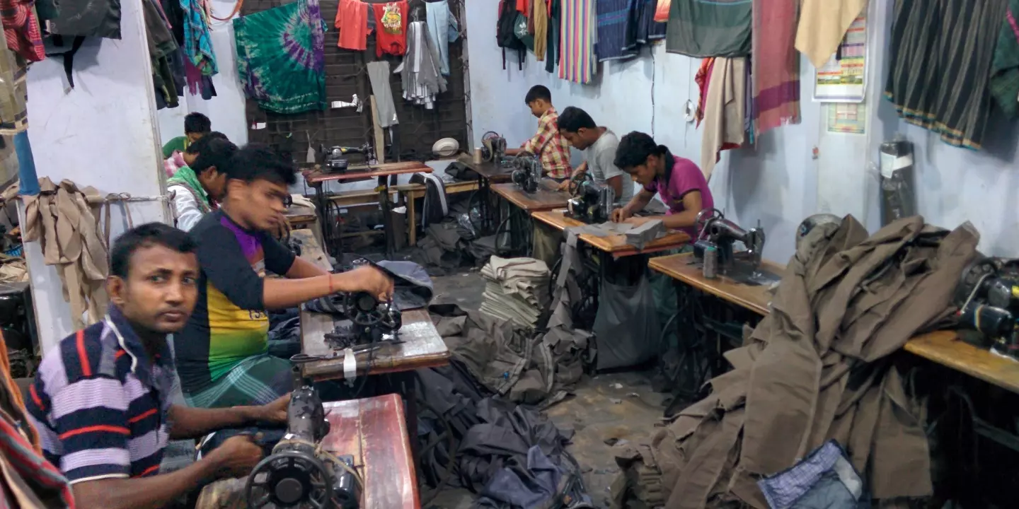 Arbeiter in Kleidungsfabrik in Dhaka, Bangladesch: Das EU-Lieferkettengesetz soll dafür sorgen, dass Unternehmen bei der Produktion Menschenrechte einhalten