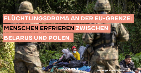 Menschen sitzen am Waldrand am Boden. Vor ihnen stehen Soldaten. Im Text: Flüchtlingsdrama an der EU-Grenze: Menschen erfrieren zwischen Belarus und Polen.