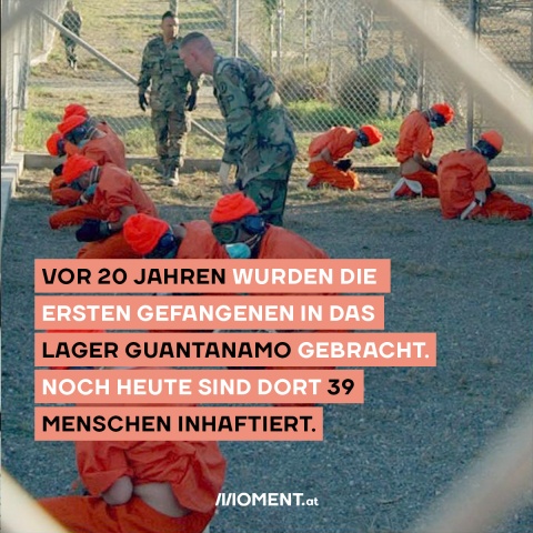Gefangene im Lager Guantanamo. Sie knien vor den Wärtern.
