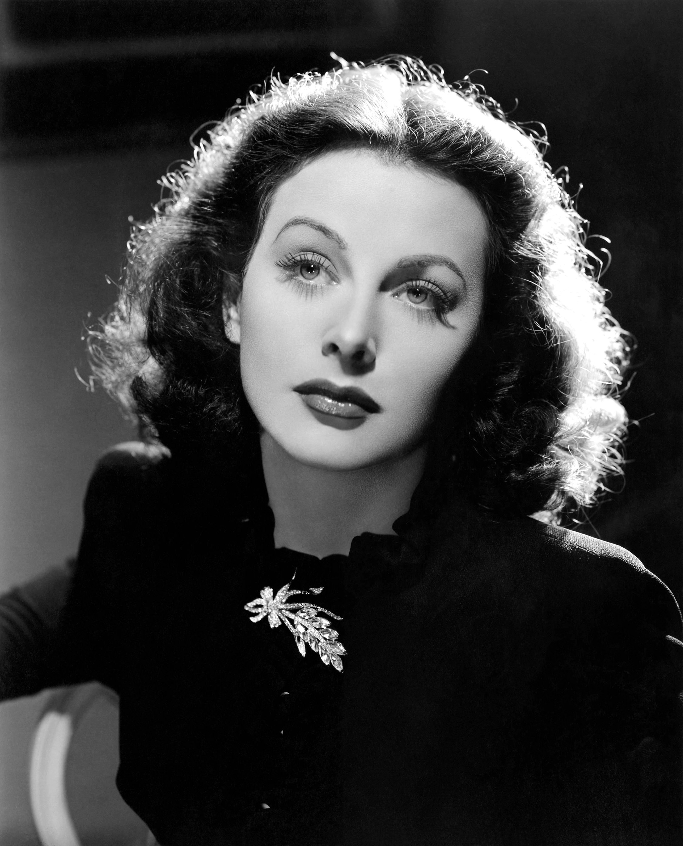 Wer ist Hedy Lamarr? Man sieht ein schwarz-weiß Portrait der Schauspielerin