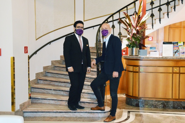 Juwan Amir und Norbert Suchanek vom Hotel Wandl stehen im Foyer und tragen Mund-Nasen-Schutz.