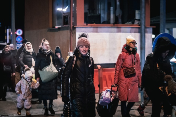 Grenzübergang Hrebenne: Menschen aus der Ukraine flüchten nach Polen